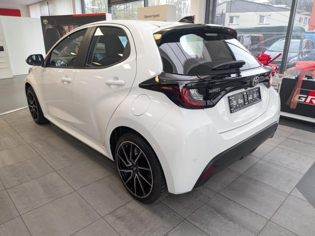 Toyota Yaris  LIMITOVANÁ EDICE AUTOBOND Comfort 1.5 Hybrid (116 k) + zimní kompletní kola