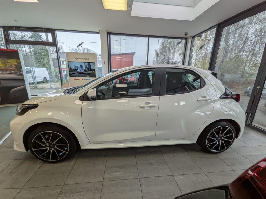 Toyota Yaris  LIMITOVANÁ EDICE AUTOBOND Comfort 1.5 Hybrid (116 k) + zimní kompletní kola