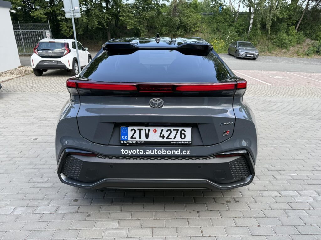 Toyota C-HR  1.8 HEV GR Sport + zimní pneu