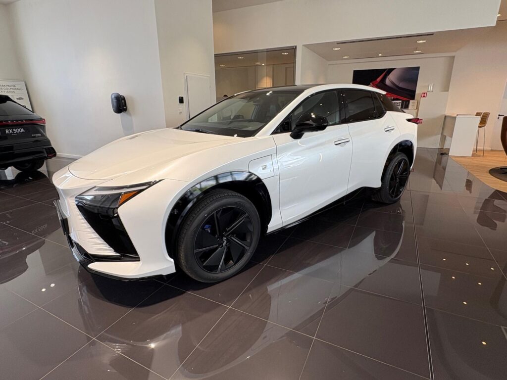 Lexus RZ 550e  Luxury pamorama 4x4