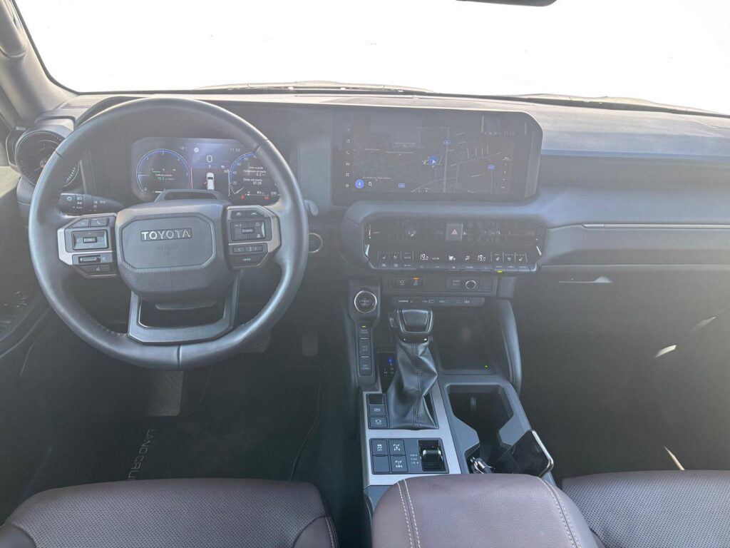 Toyota Land Cruiser  2.8 D-4D 6AT Invincible