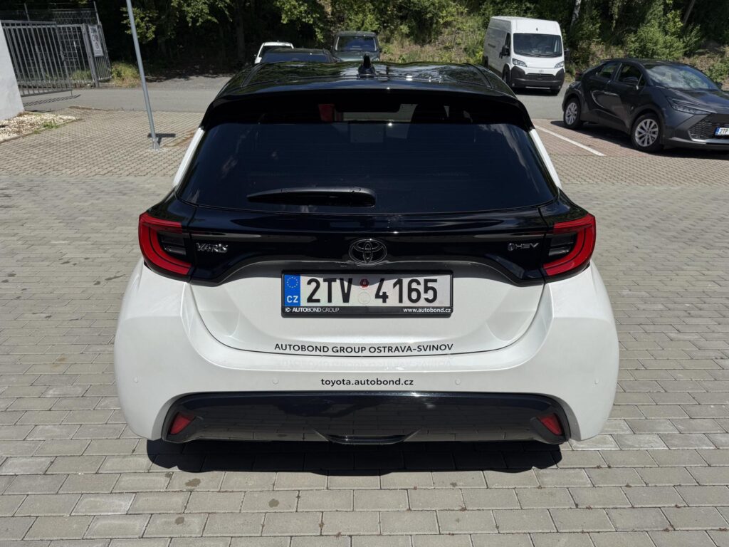 Toyota Yaris  1.5 HEV Executive + zimní pneu