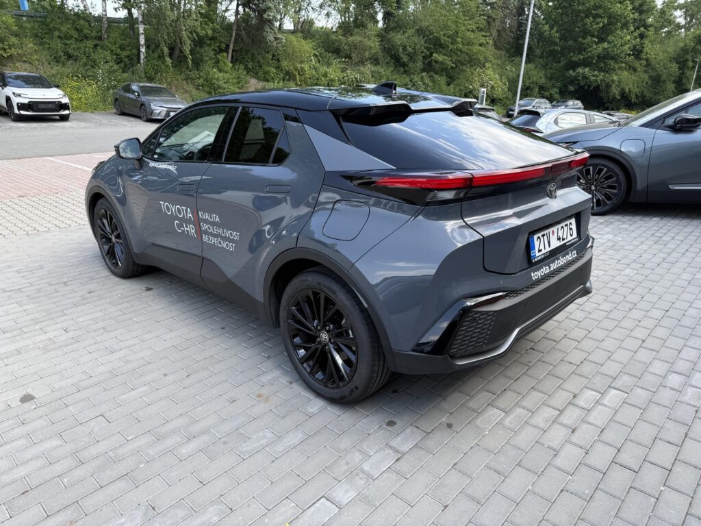 Toyota C-HR  1.8 HEV GR Sport + zimní pneu