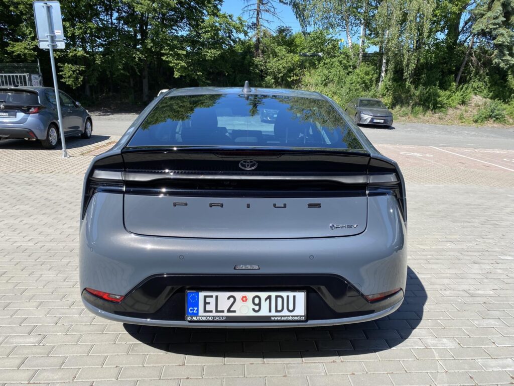 Toyota Prius  2.0 PHEV Prestige + zimní pneu