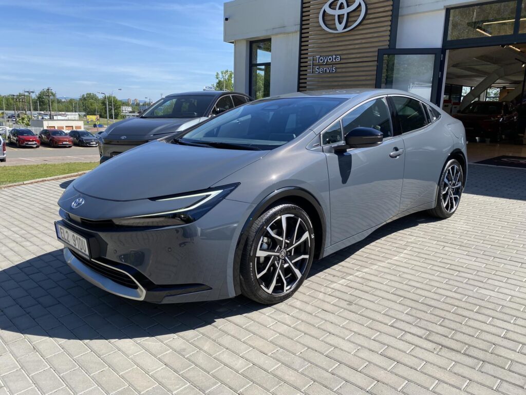 Toyota Prius  2.0 PHEV Prestige + zimní pneu