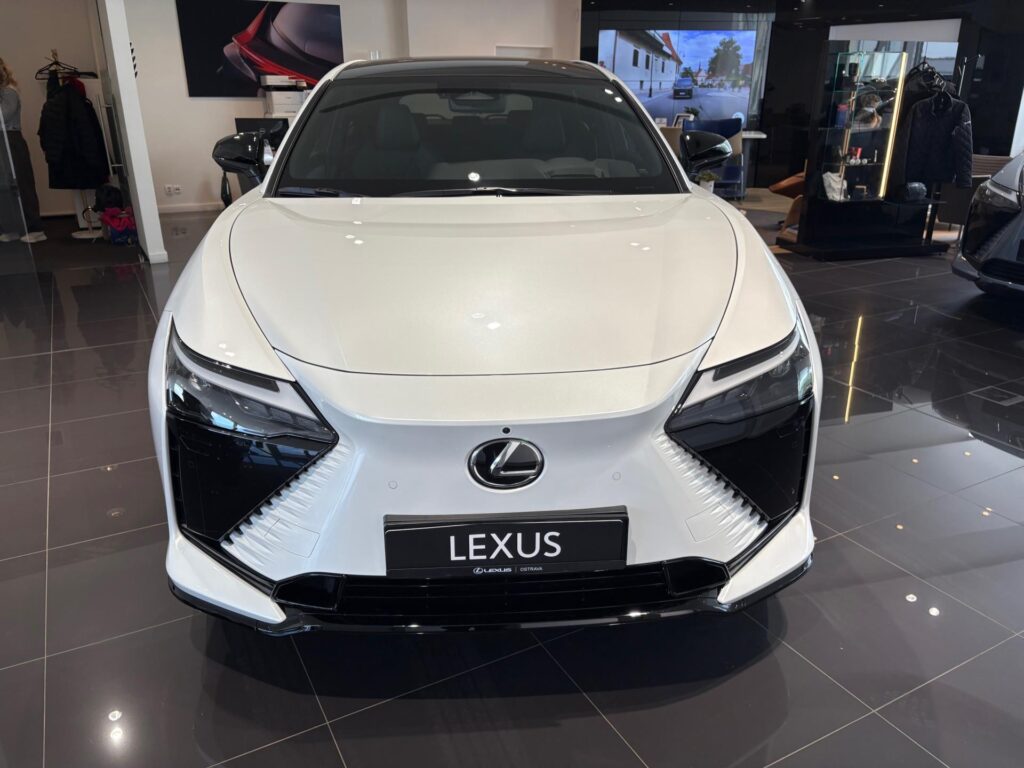 Lexus RZ 550e  Luxury pamorama 4x4