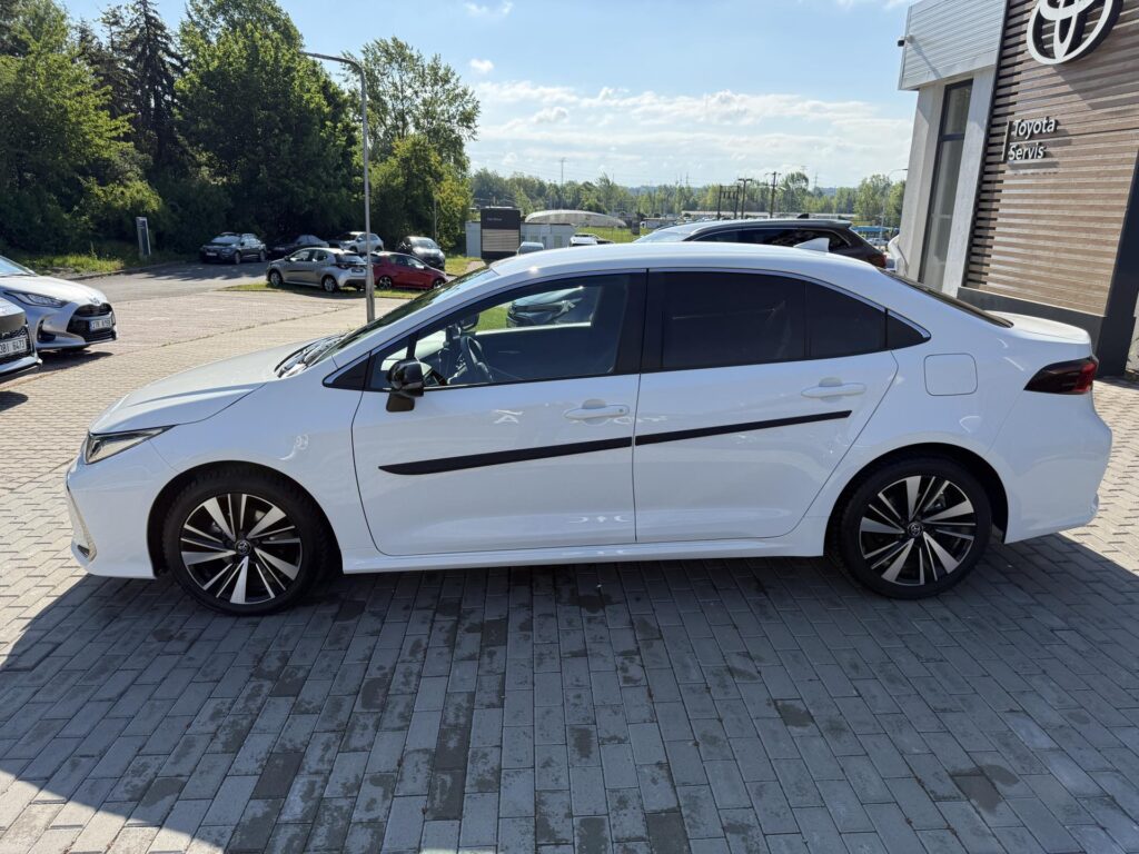 Toyota Corolla  1.8 HEV STYLE + zimní pneu