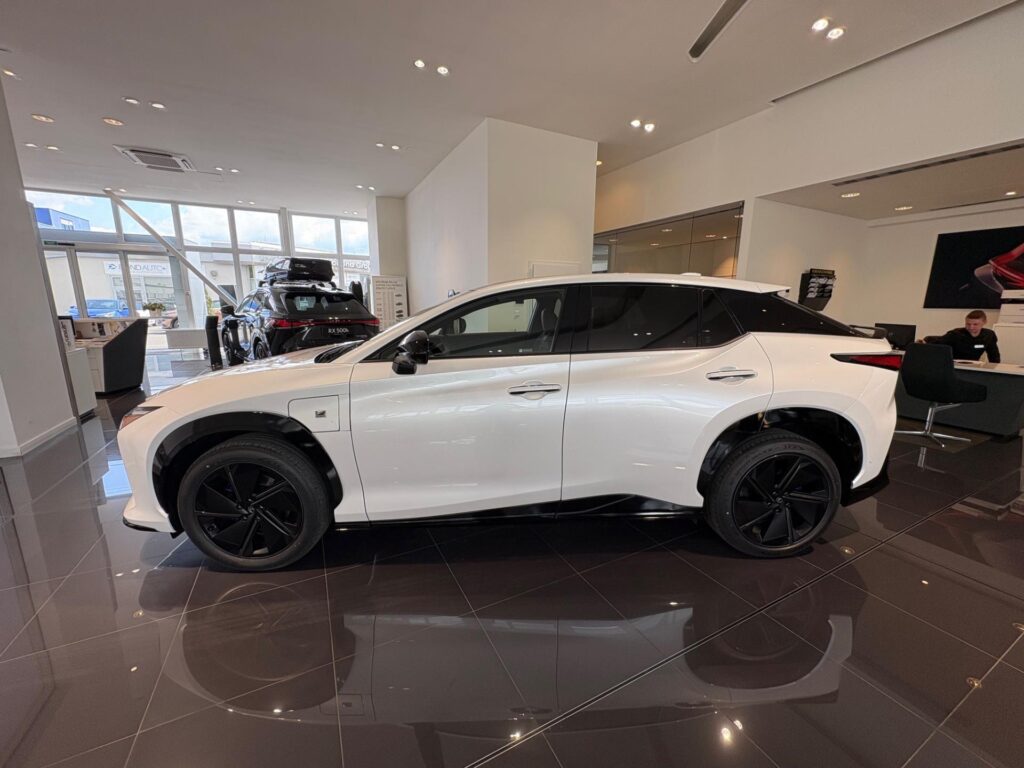 Lexus RZ 550e  Luxury pamorama 4x4