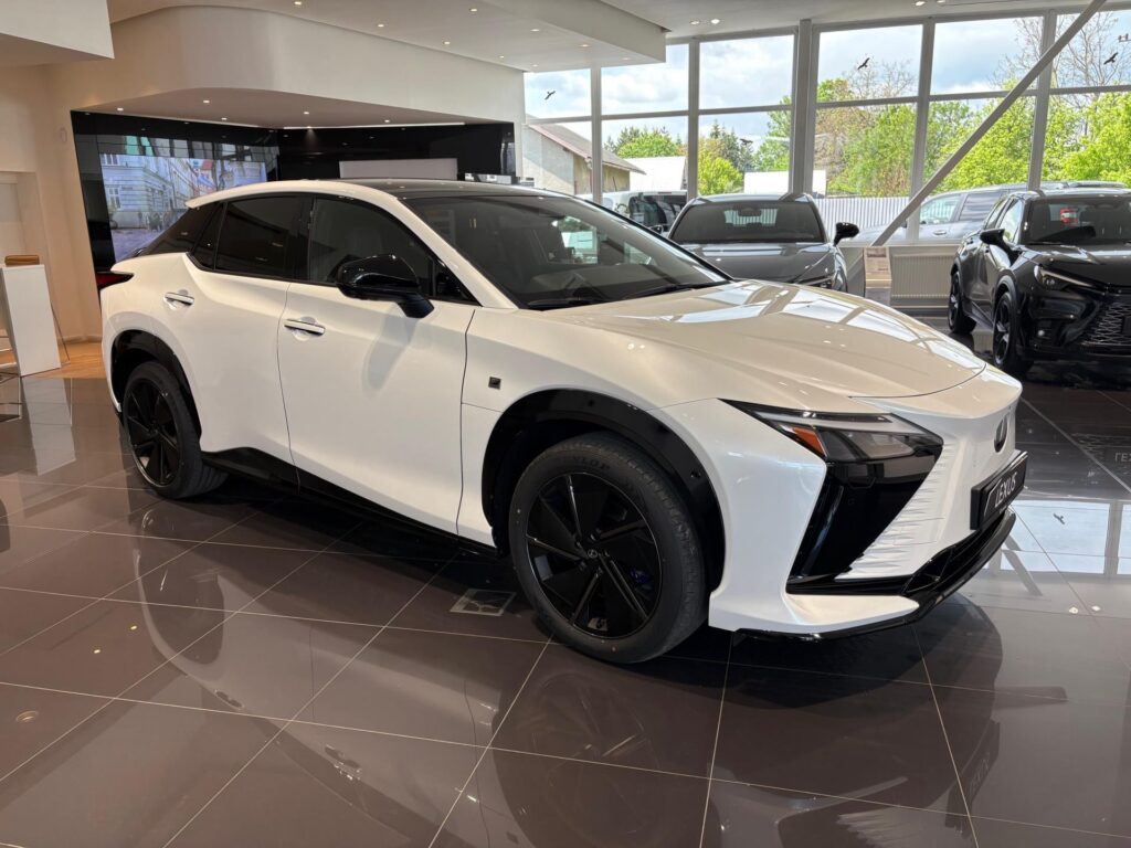 Lexus RZ 550e  Luxury pamorama 4x4