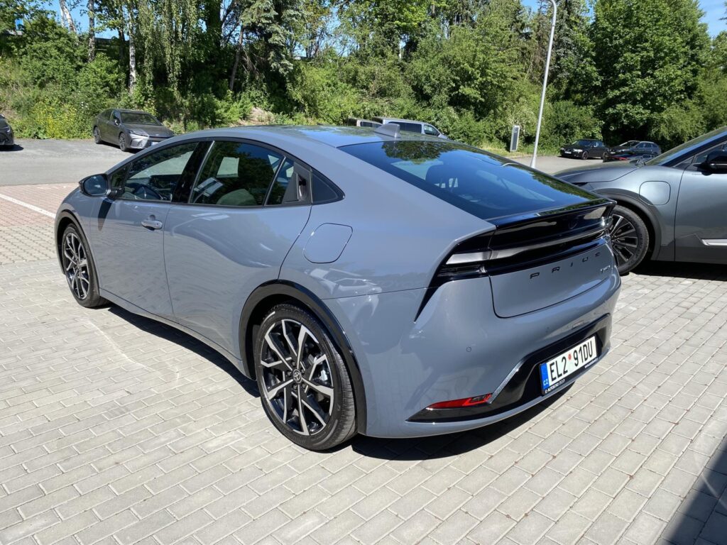 Toyota Prius  2.0 PHEV Prestige + zimní pneu
