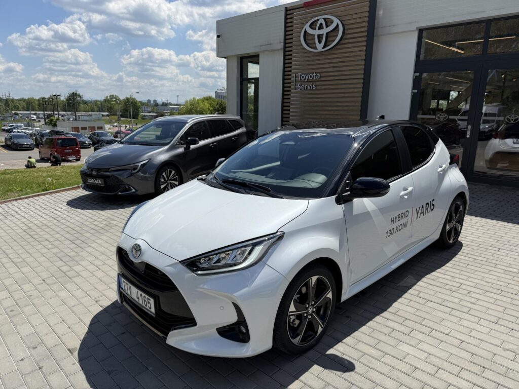 Toyota Yaris  1.5 HEV Executive + zimní pneu