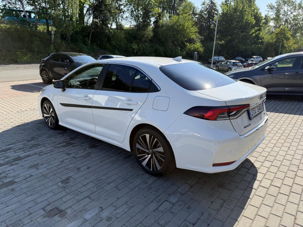Toyota Corolla  1.8 HEV STYLE + zimní pneu