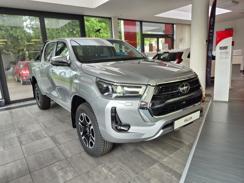 Toyota Hilux  Invincible Double Cab, 2,8 D-4D (204 k) + tažné zařízení