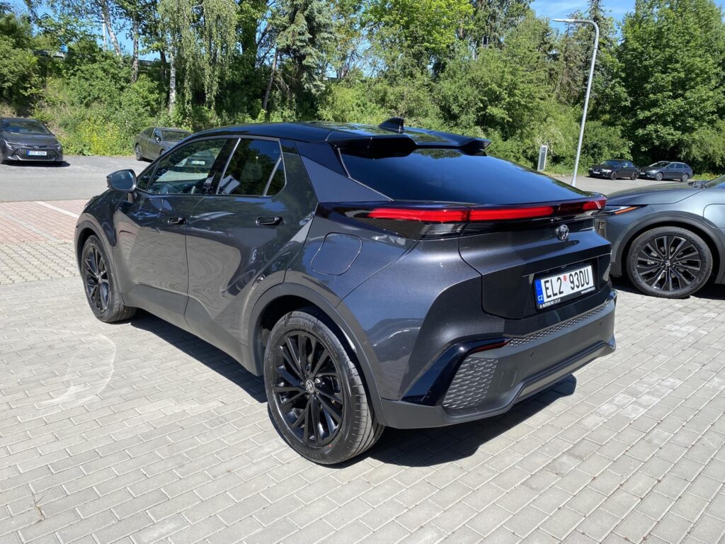 Toyota C-HR  2.0 PHEV GR SPORT + zimní kola
