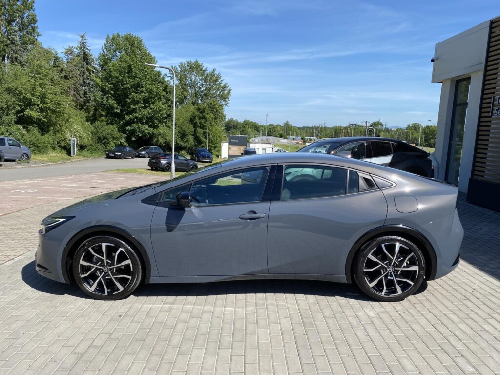 Toyota Prius  2.0 PHEV Prestige + zimní pneu