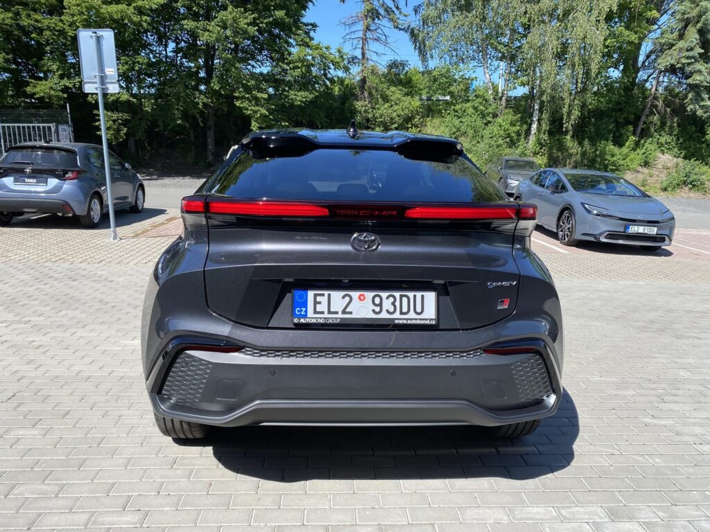 Toyota C-HR  2.0 PHEV GR SPORT + zimní kola
