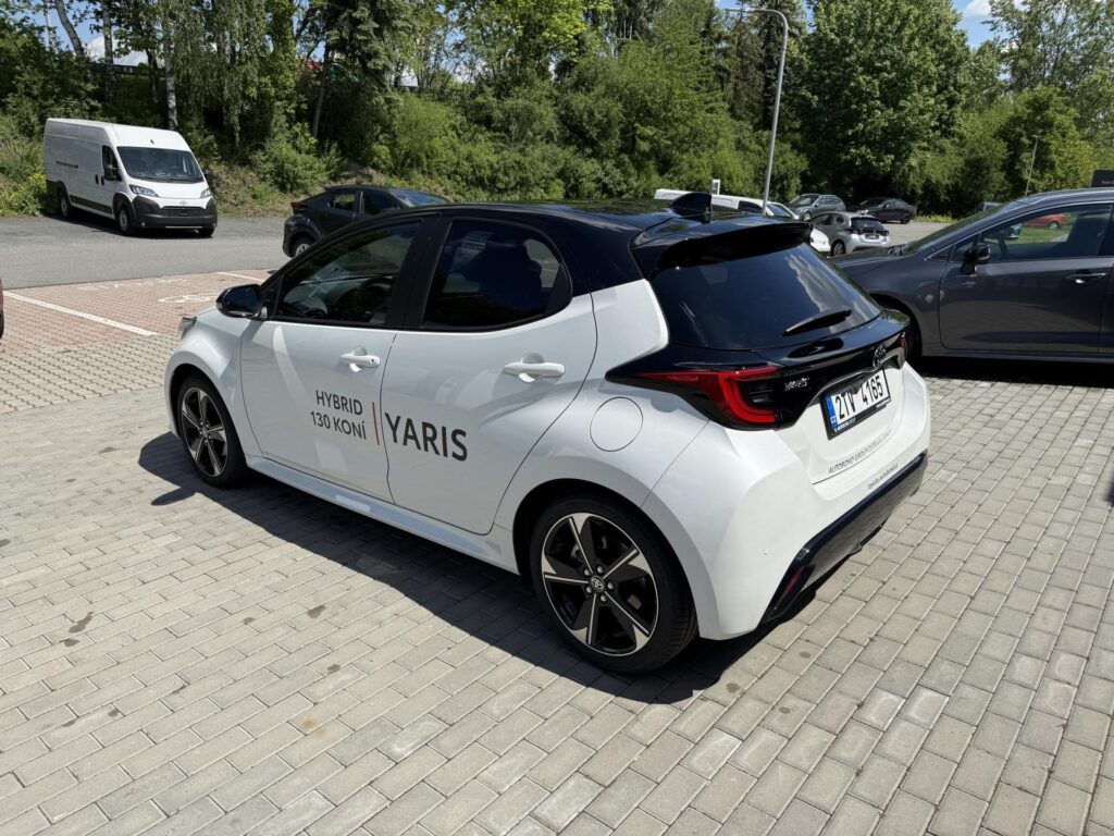 Toyota Yaris  1.5 HEV Executive + zimní pneu