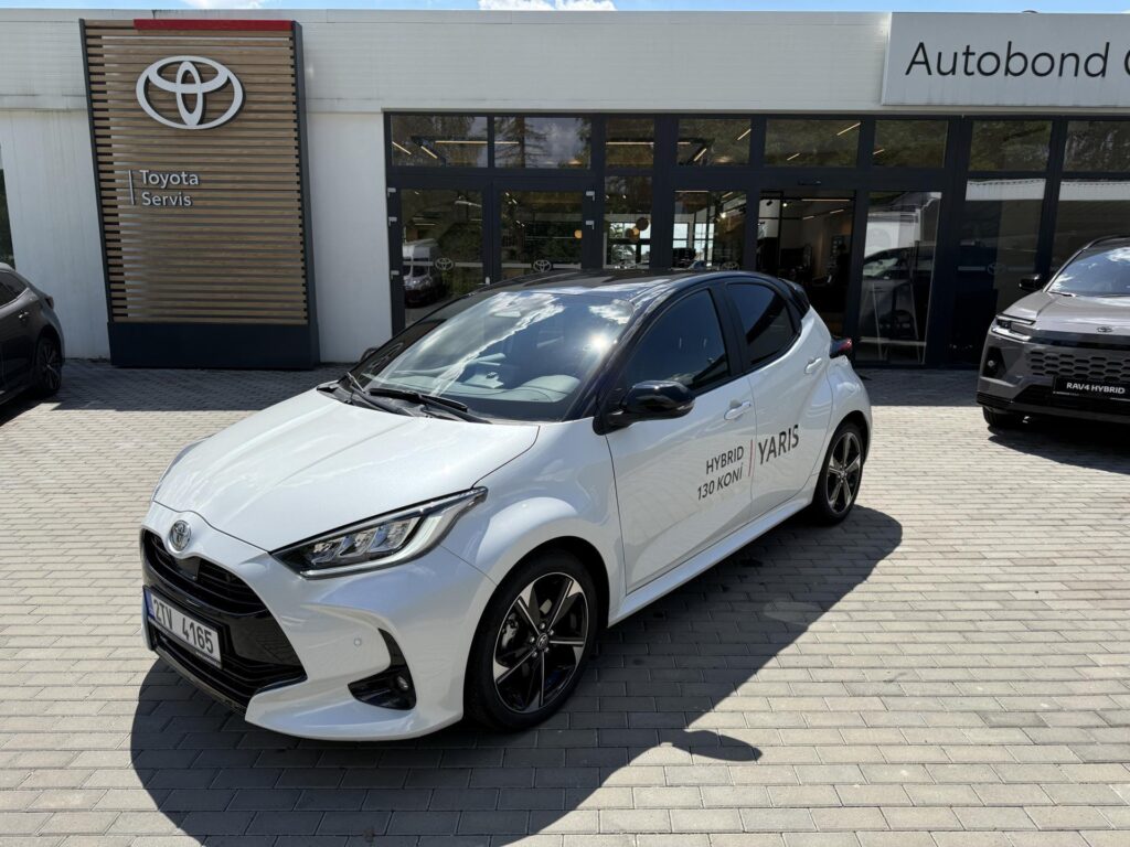 Toyota Yaris  1.5 HEV Executive + zimní pneu