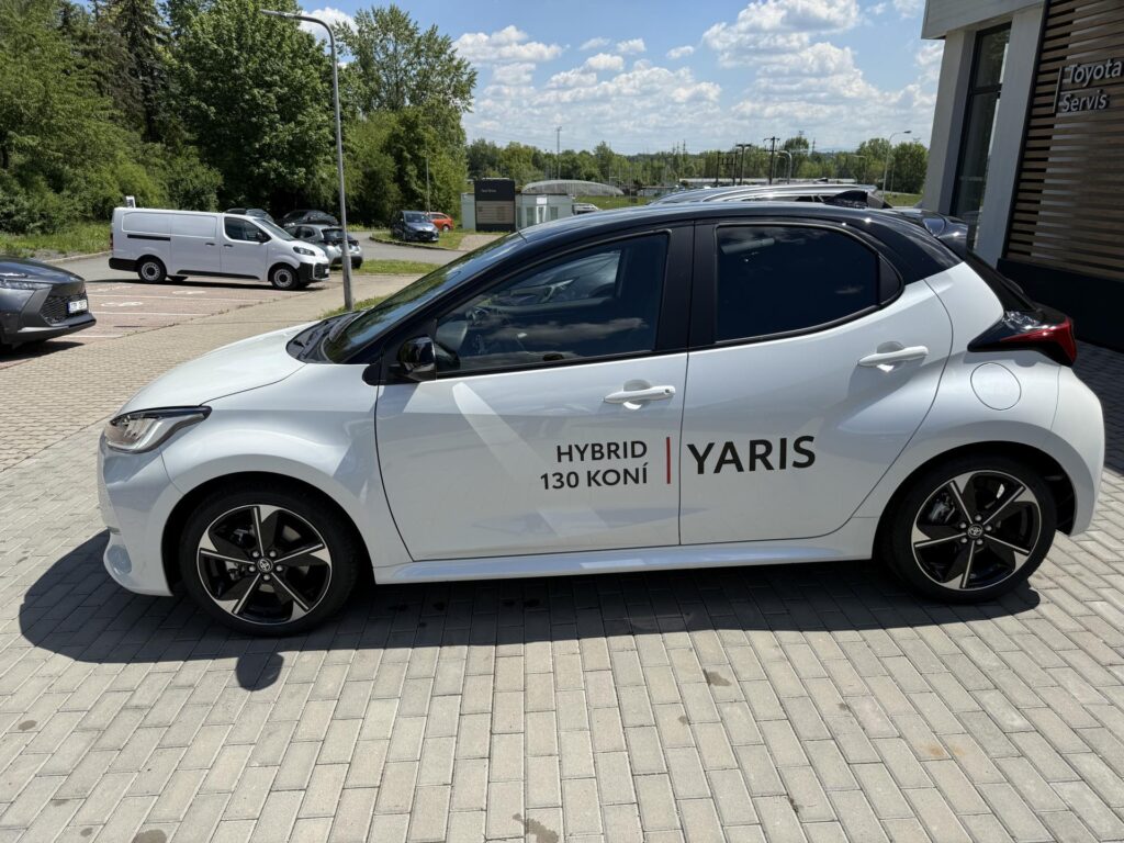 Toyota Yaris  1.5 HEV Executive + zimní pneu