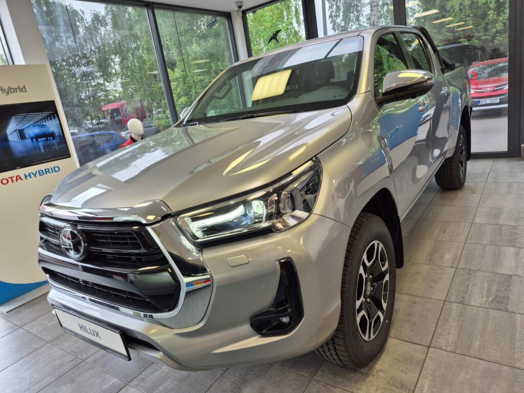 Toyota Hilux  Invincible Double Cab, 2,8 D-4D (204 k) + tažné zařízení