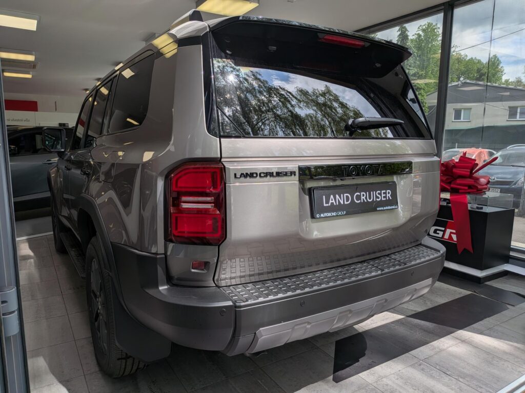 Toyota Land Cruiser  Executive Skyview 4x4 2.8L Diesel 48V MHEV