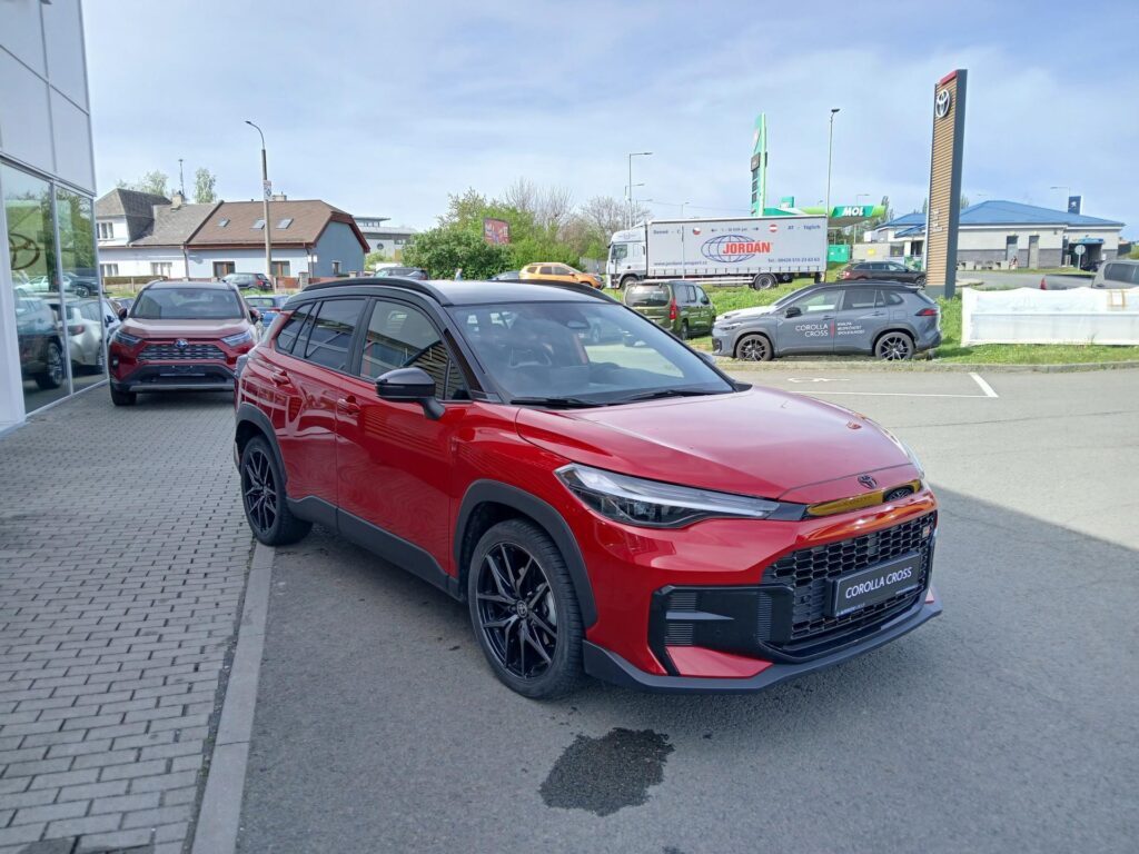 Toyota Corolla Cross  2,0 HEV CVT GR SPORT zimní pneu