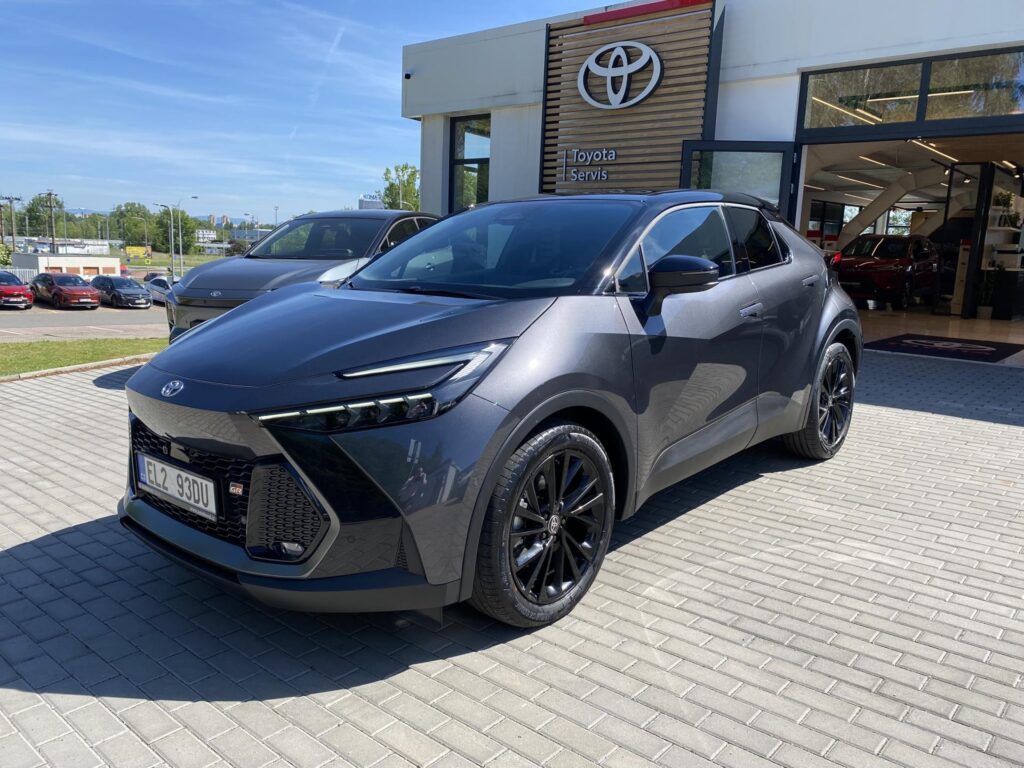 Toyota C-HR  2.0 PHEV GR SPORT + zimní kola