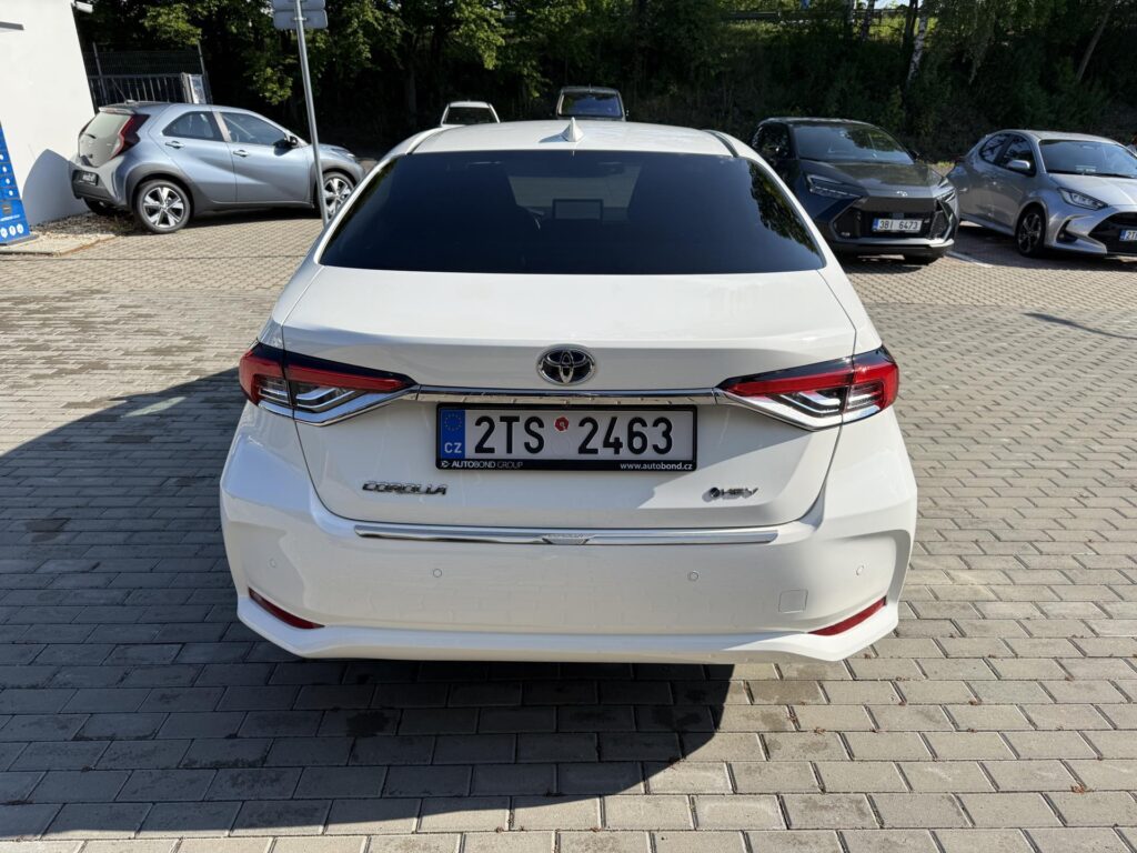 Toyota Corolla  1.8 HEV STYLE + zimní pneu