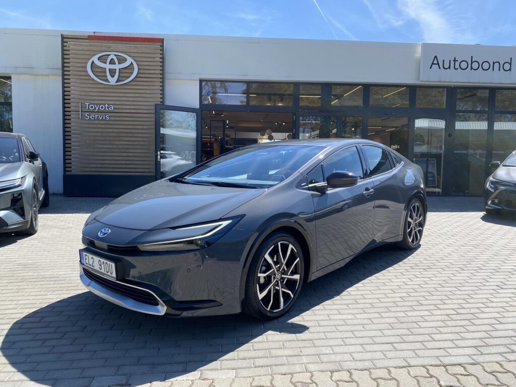 Toyota Prius  2.0 PHEV Prestige + zimní pneu