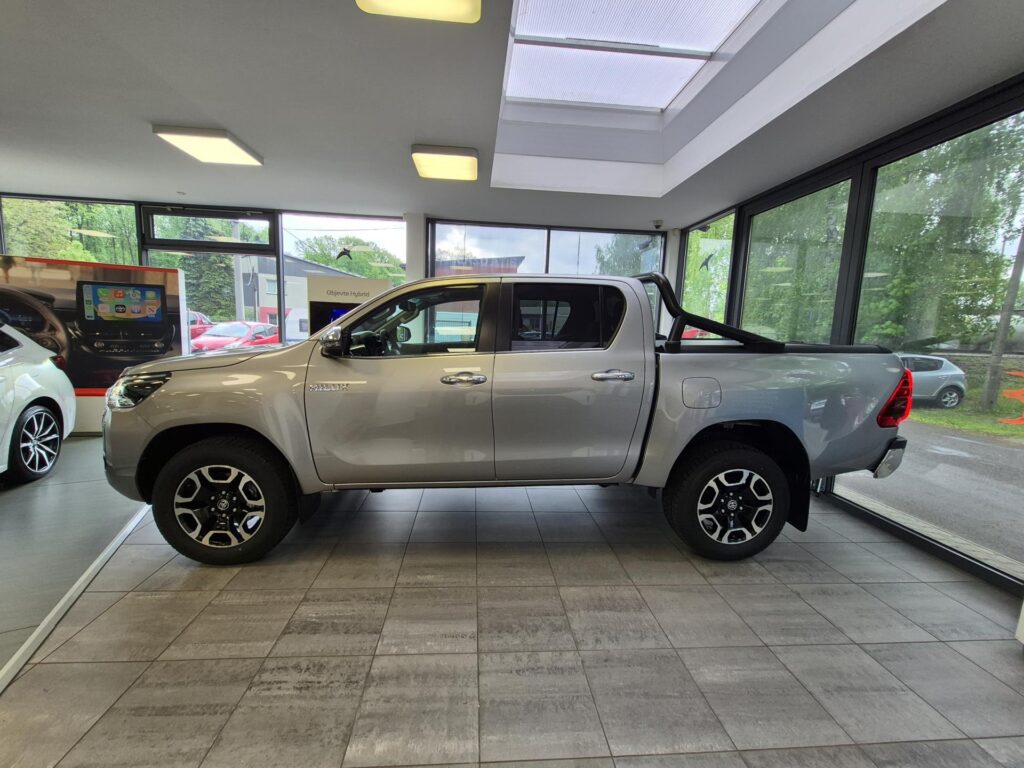 Toyota Hilux  Invincible Double Cab, 2,8 D-4D (204 k) + tažné zařízení