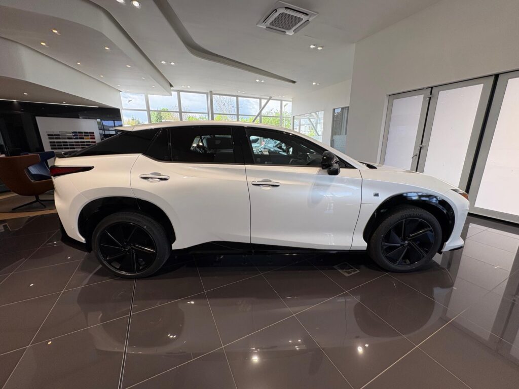 Lexus RZ 550e  Luxury pamorama 4x4
