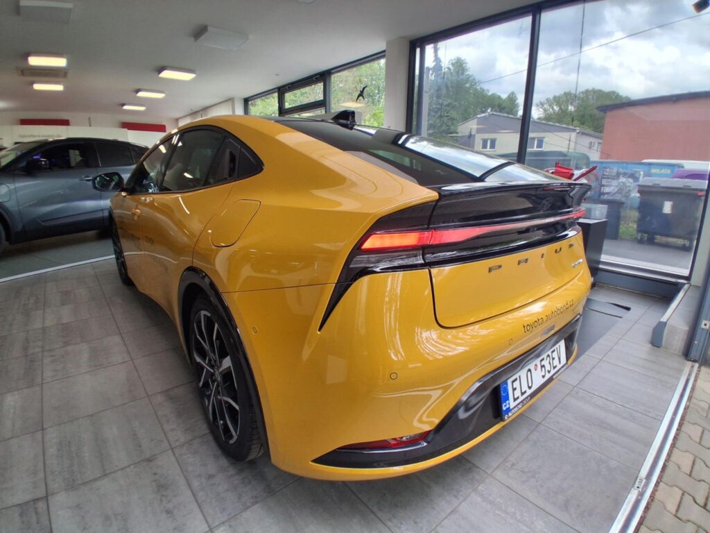 Toyota Prius  Executive 2.0 Plug-in Hybrid (223 k) se střechou se solárními panely