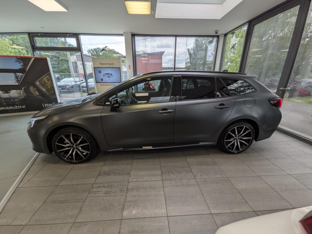 Toyota Corolla  2,0 HEV GR SPORT JBL – MATNÁ ŠEDÁ + TAŽNÉ ZAŘÍZENÍ