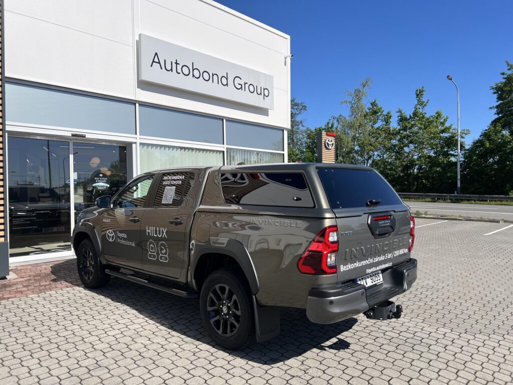Toyota Hilux  2.8D 6AT Invincible 4×4 + tažné zařízení