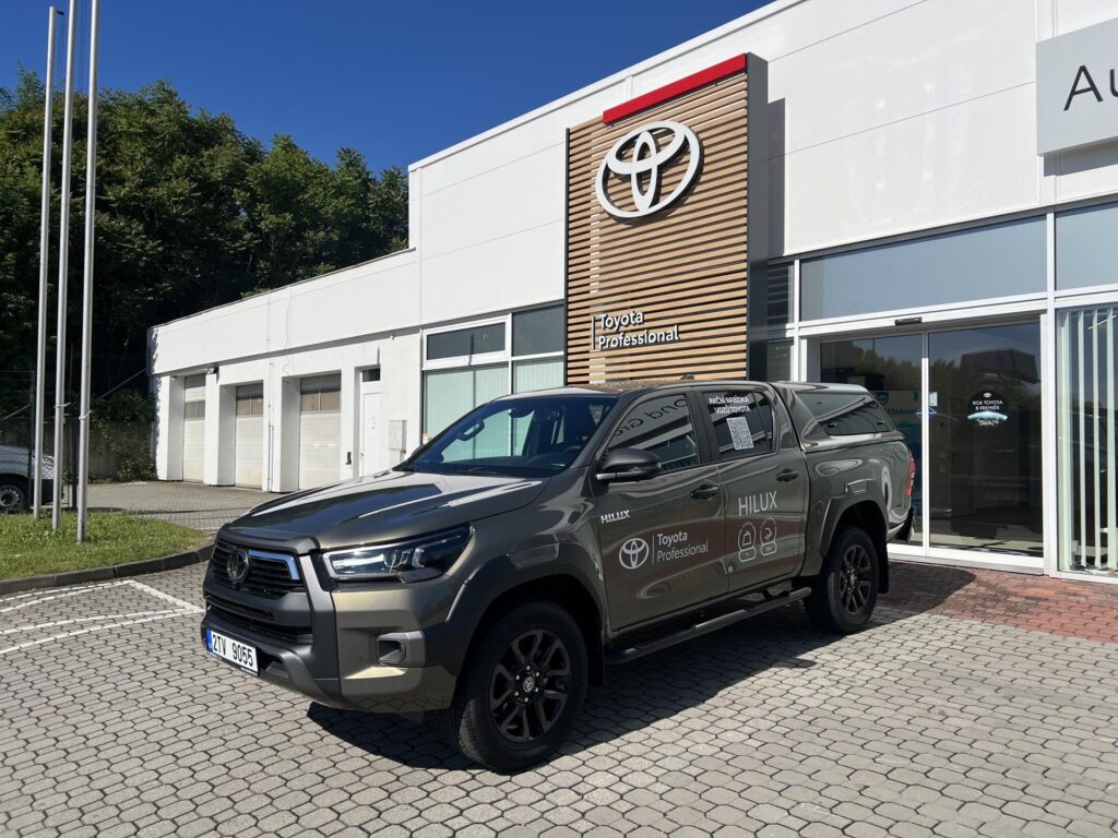 Toyota Hilux  2.8D 6AT Invincible 4×4 + tažné zařízení