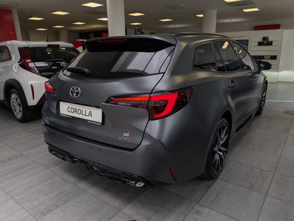 Toyota Corolla  2,0 HEV GR SPORT JBL – MATNÁ ŠEDÁ + TAŽNÉ ZAŘÍZENÍ