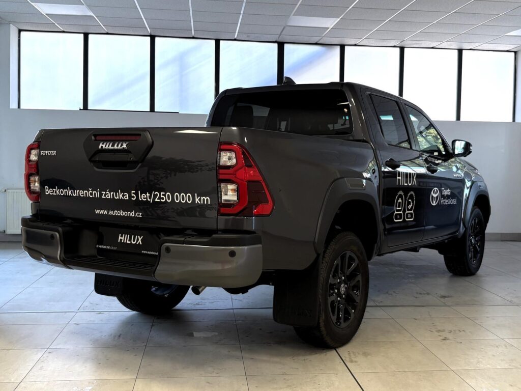 Toyota Hilux  2,8L,Aut.převodovka,(4x4),Invincible !SKLADEM!