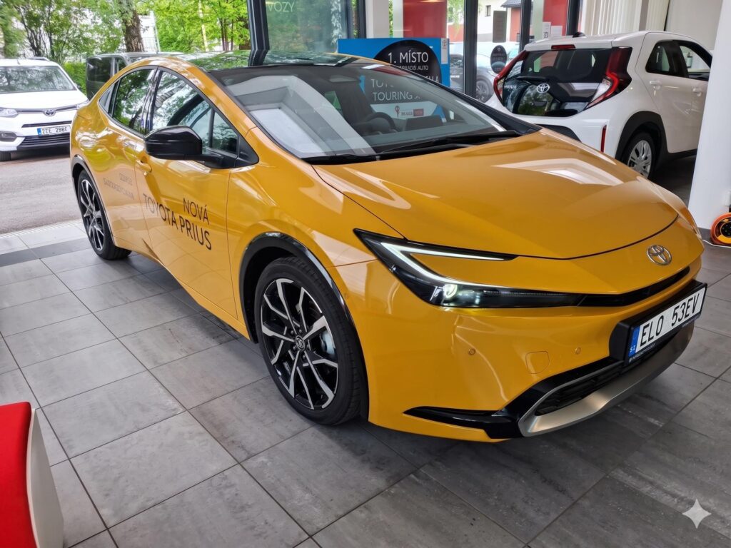 Toyota Prius  Executive 2.0 Plug-in Hybrid (223 k) se střechou se solárními panely