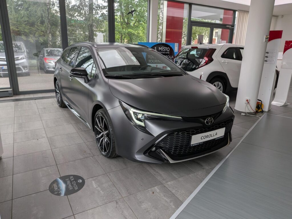 Toyota Corolla  2,0 HEV GR SPORT JBL – MATNÁ ŠEDÁ + TAŽNÉ ZAŘÍZENÍ