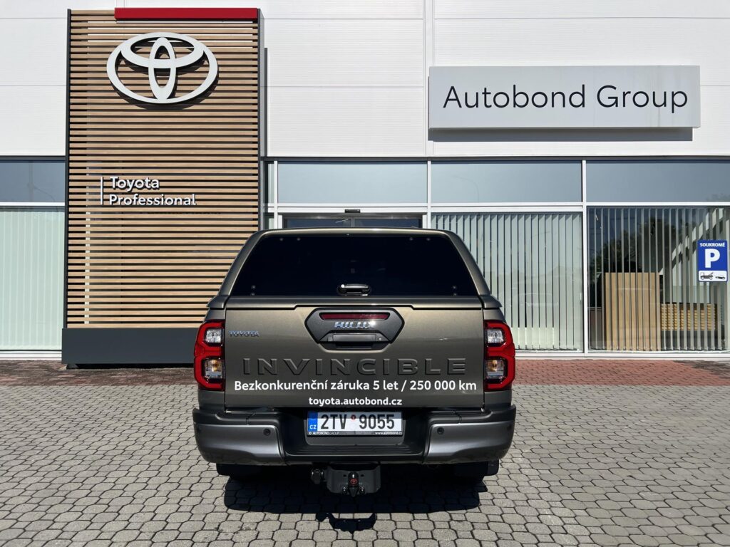 Toyota Hilux  2.8D 6AT Invincible 4×4 + tažné zařízení
