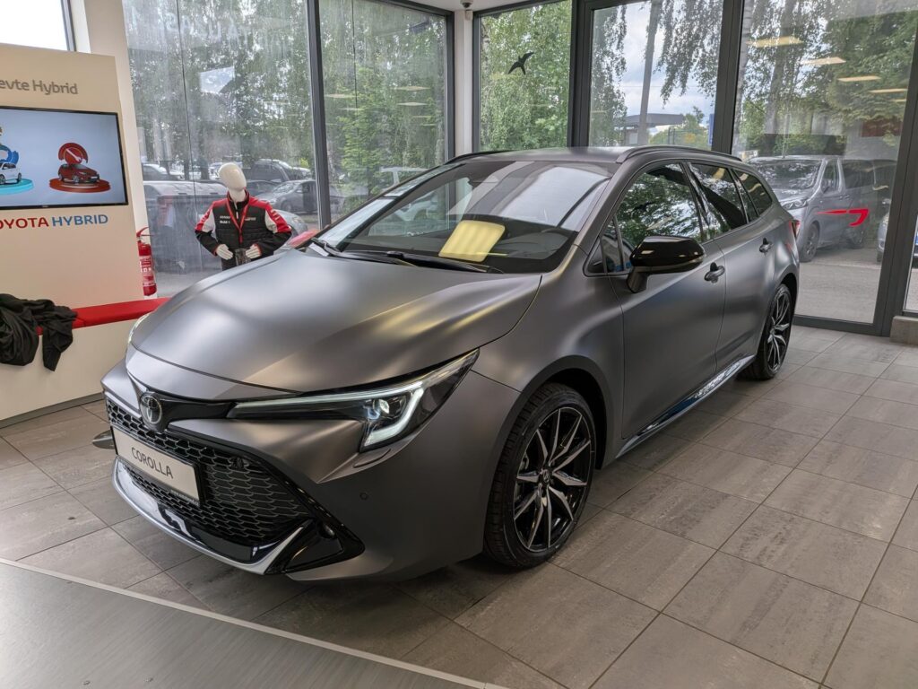 Toyota Corolla  2,0 HEV GR SPORT JBL – MATNÁ ŠEDÁ + TAŽNÉ ZAŘÍZENÍ