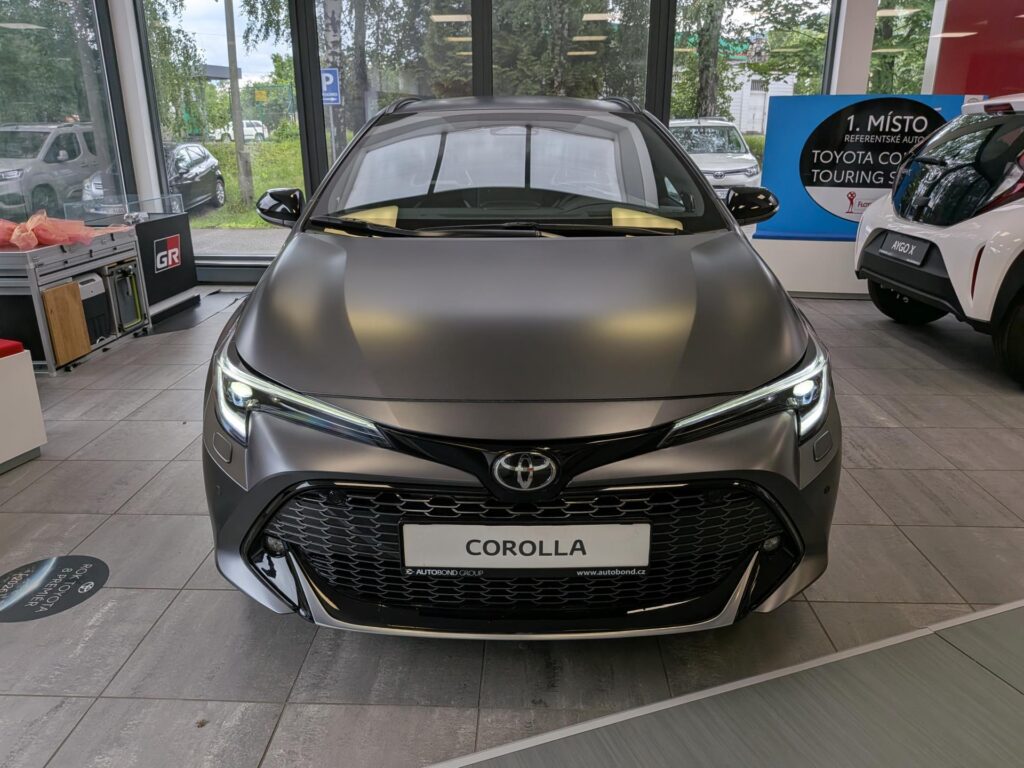Toyota Corolla  2,0 HEV GR SPORT JBL – MATNÁ ŠEDÁ + TAŽNÉ ZAŘÍZENÍ