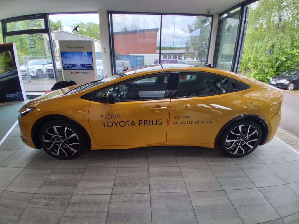 Toyota Prius  Executive 2.0 Plug-in Hybrid (223 k) se střechou se solárními panely