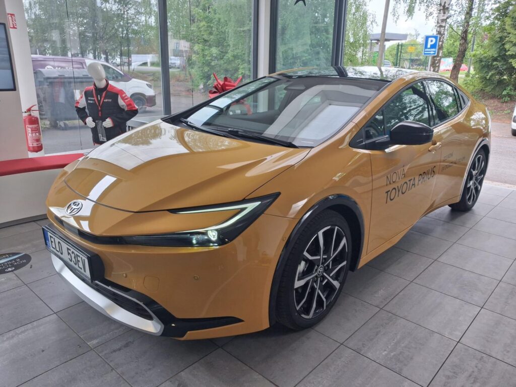 Toyota Prius  Executive 2.0 Plug-in Hybrid (223 k) se střechou se solárními panely
