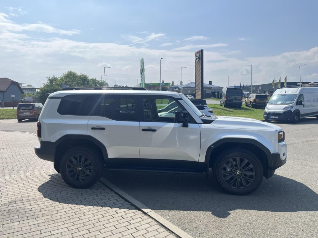 Toyota Land Cruiser  2.8D 8AT EXECUTIVE SKIVIEW TAŽNÉ ZAŘÍZENÍ ZIMNÍ PNEU