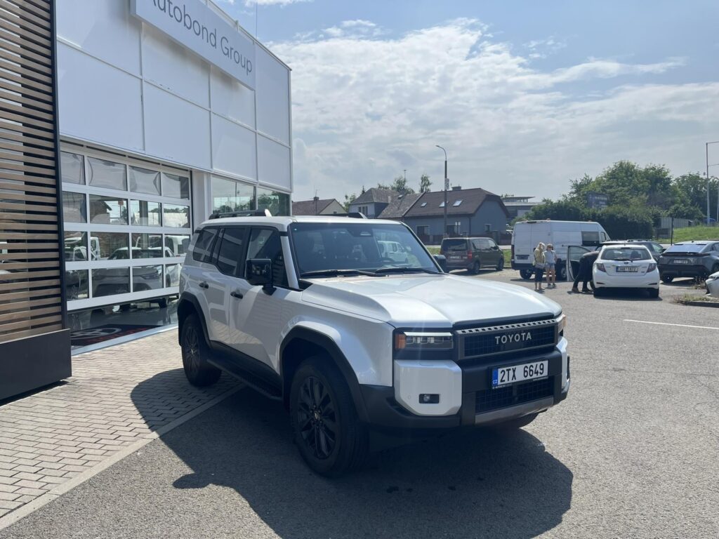 Toyota Land Cruiser  2.8D 8AT EXECUTIVE SKIVIEW TAŽNÉ ZAŘÍZENÍ ZIMNÍ PNEU