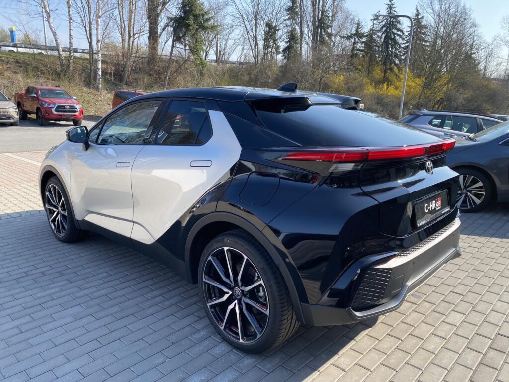 Toyota C-HR  2.0 PHEV GR Sport Dynamic + zimní pneu