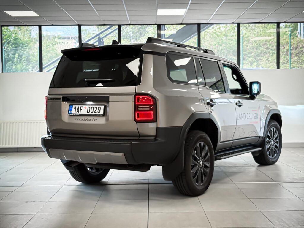 Toyota Land Cruiser  2,8L Diesel, Executive Skyview, 4x4
