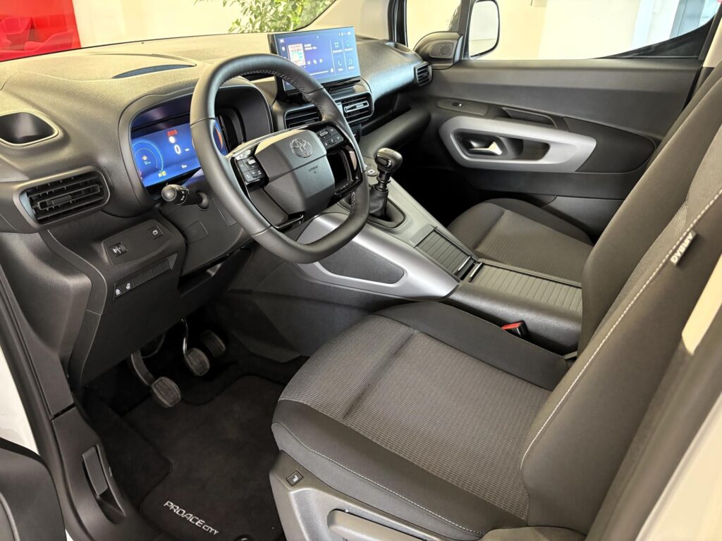Toyota Proace City Verso  Family Long, 1.5D 130PS 5D 6MT