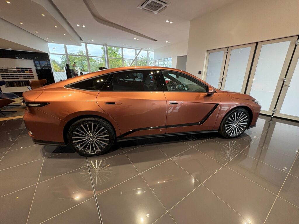 Lexus ES  Omotenashi + 21"+ Ottoman